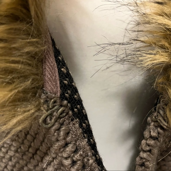 WRAP WITH SINGLE CLASP / FAUX FUR / NEW WITH TAGS NEVER USED / COZY KNIT - Picture 2 of 7